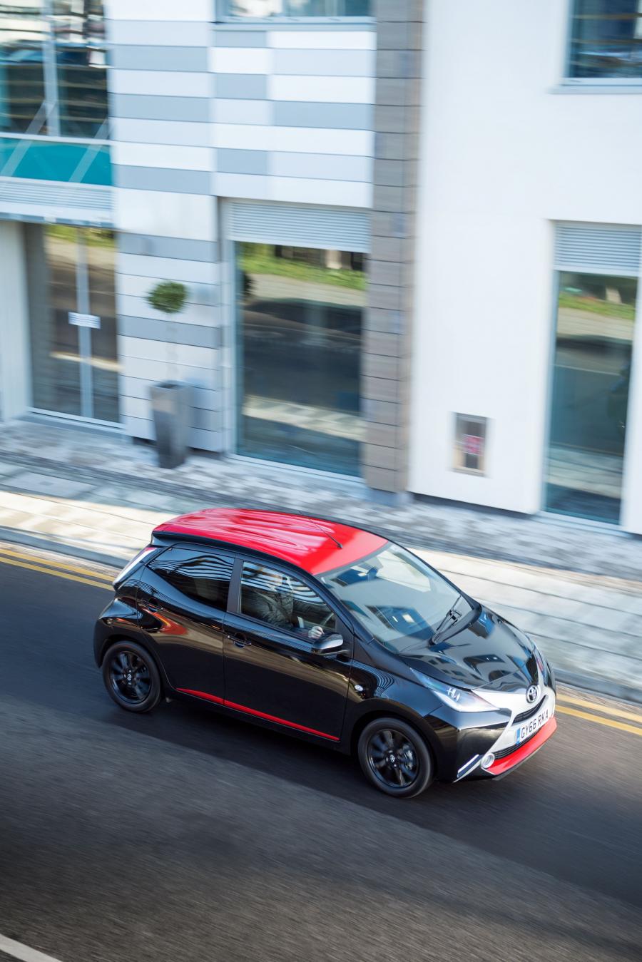  Toyota Aygo x-press 5-Door 2017 года  (UK) (фото 12 из 18)